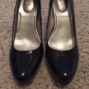 Me Too black patten leather 4” heels. never worn.